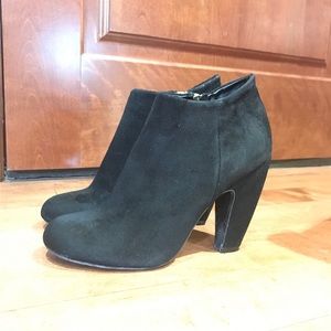 Steve Madden Panelope black suede booties